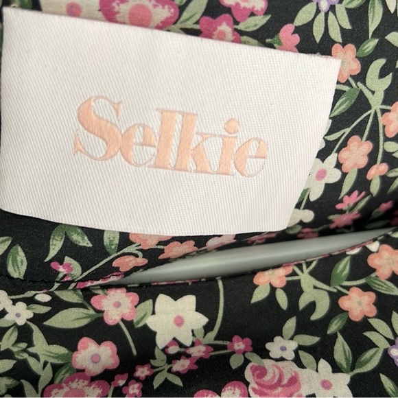 Floral Selkie dress with pockets! - Picture 5 of 6